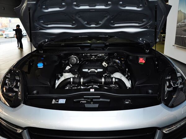 保时捷  Cayenne Turbo 4.8T 车辆发动机舱整体