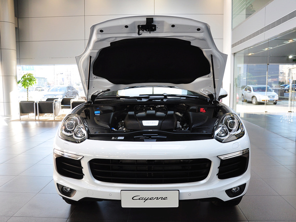 保时捷  Cayenne 3.0T 车辆发动机舱整体