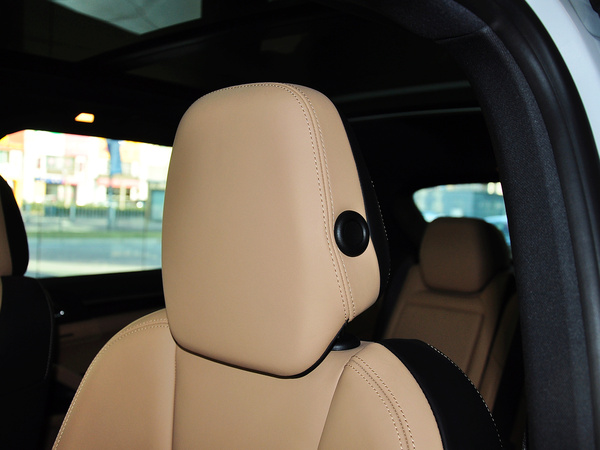 保时捷  Cayenne 3.0T 驾驶席座椅头枕特写