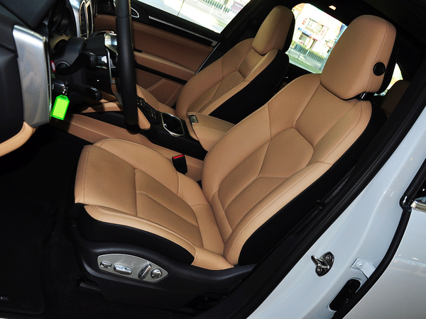 保时捷  Cayenne 3.0T 驾驶席座椅前45度视图