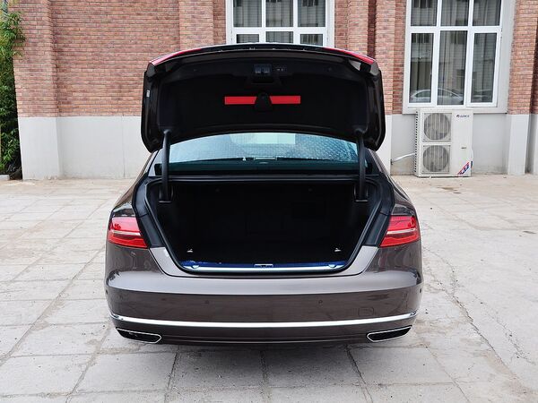 奥迪(进口) 50 TFSI 后备箱整体特写