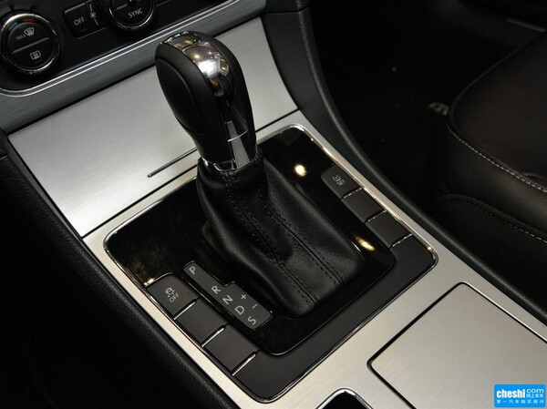 上汽大眾  1.8TSI DSG 掛檔把手特寫