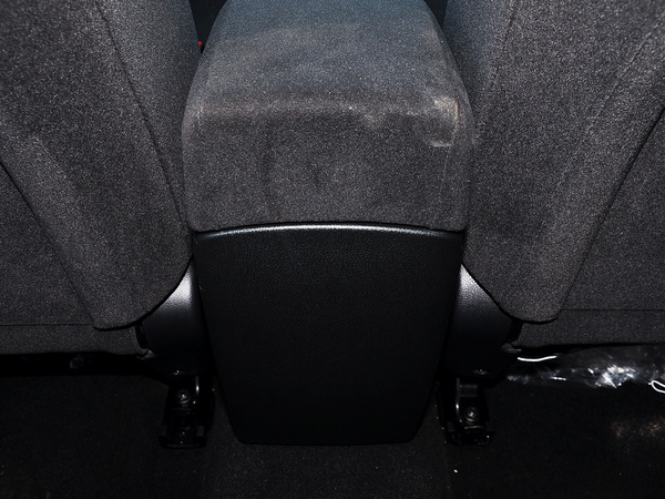 东风日产  2.0L CVT 前排座椅中央后方整体