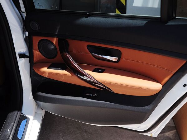 华晨宝马  328Li 右后车门控制区特写