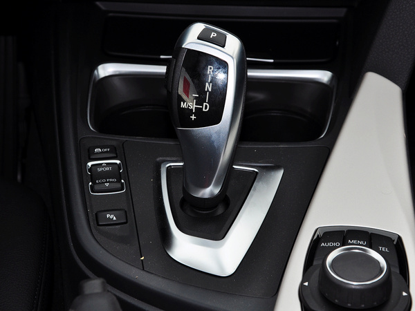 华晨宝马 320Li 挂档把手特写