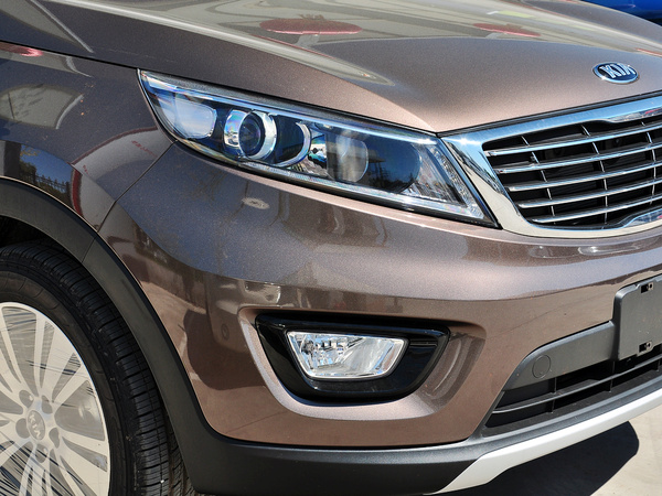 东风悦达起亚  2.0L 自动 车辆右前大灯45度视角