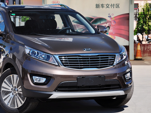 东风悦达起亚  2.0L 自动 车辆车头部分特写