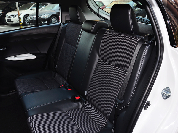 广汽丰田 1.5G 自动 第二排座椅45度视角