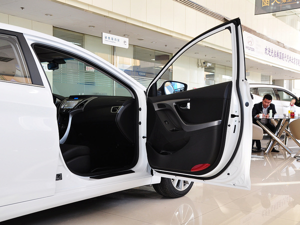 北京現(xiàn)代  1.6L 自動 右前車門45度視角