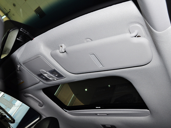 北京現(xiàn)代  1.6L 自動(dòng) 車頂內(nèi)部特寫(xiě)