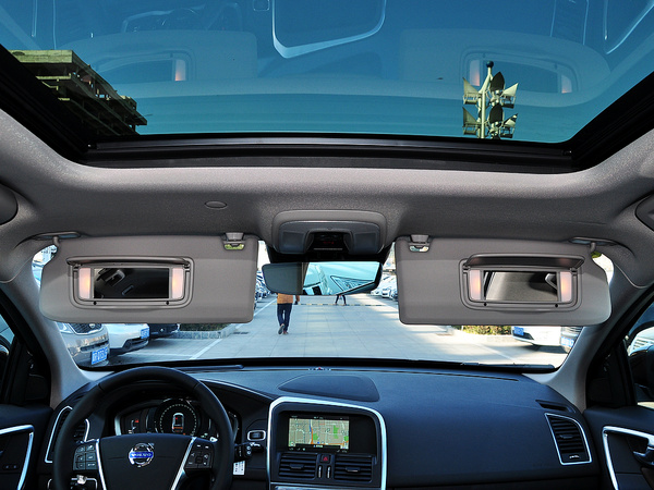 沃尔沃亚太  2.0T 前遮阳板打开