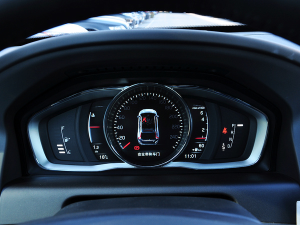 沃尔沃亚太  2.0T 方向盘后方仪表盘