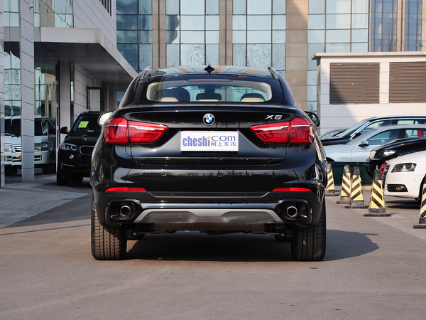 宝马(进口)  xDrive35i 车辆正后方尾部视角