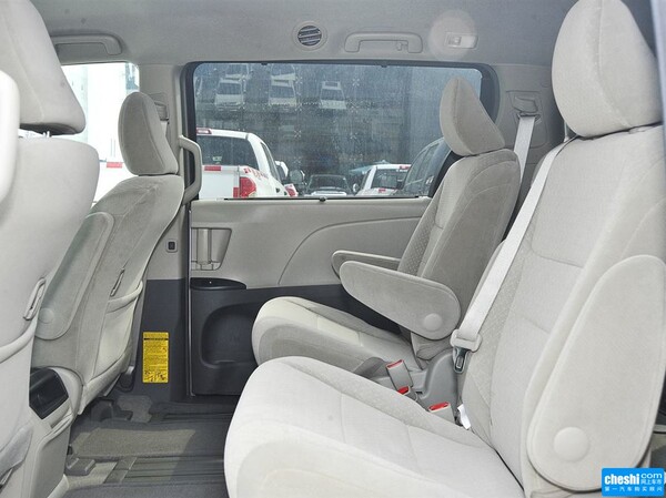 丰田(进口)  3.5L 自动 第二排座椅45度视角