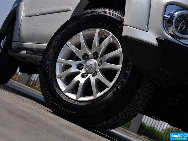 广汽三菱  3.0L 自动 前轮整体照片