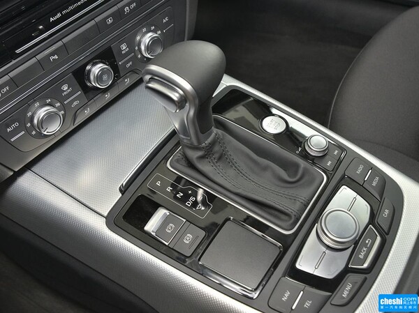 一汽奥迪  TFSI 挂档把手特写