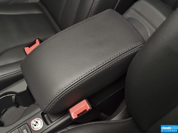 一汽奥迪  35 TFSI quattro 前排座椅中央中间