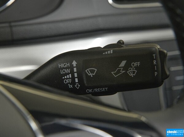 上汽大众  1.6L 自动 方向盘右侧控制杆