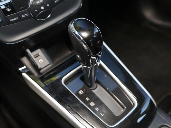 东风日产 1.8XV 换挡杆