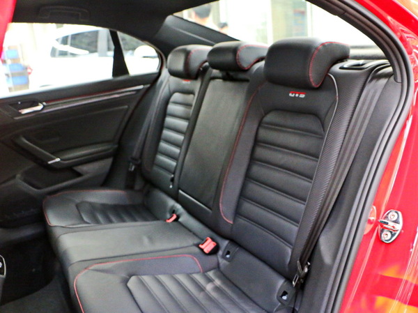 上汽大众 2.0T 第二排座椅