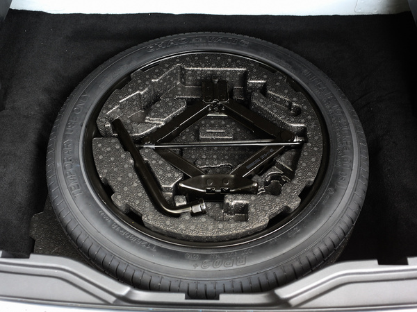 领克 基本型 备胎整体