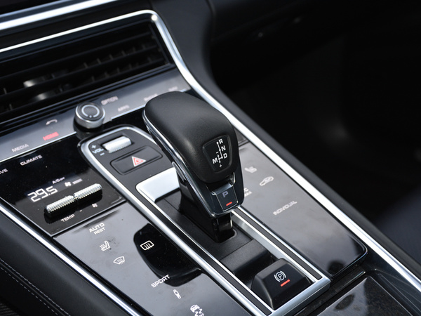 保时捷  Panamera 4S 换挡杆