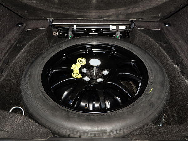 路虎 3.0 备胎整体