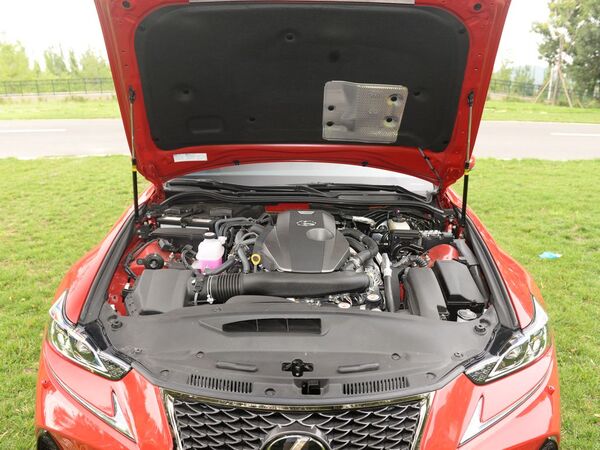 雷克萨斯 300 发动机舱