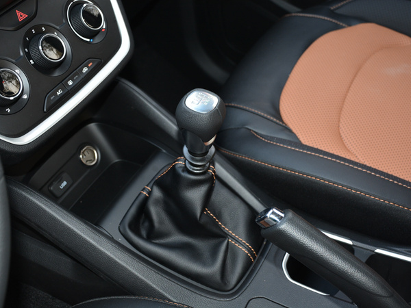 上汽通用五菱  1.5T 换挡杆