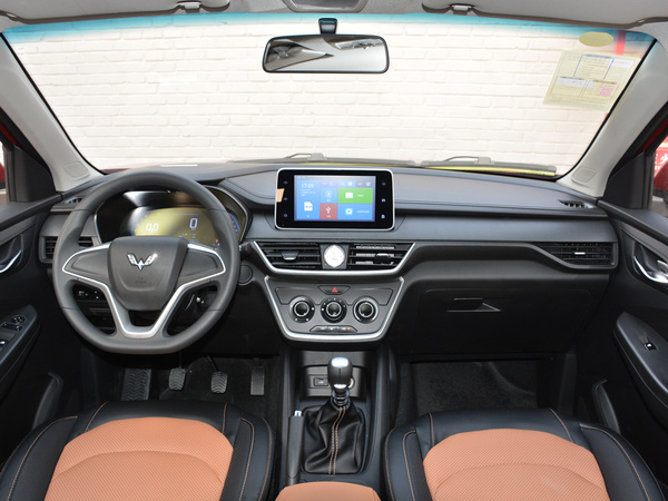 上汽通用五菱  1.5T 大中控全景