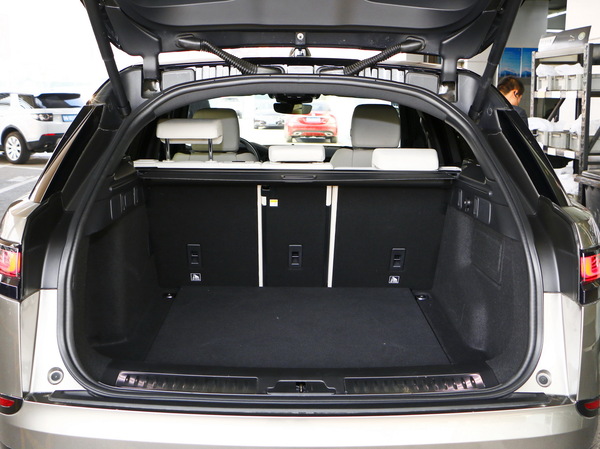 路虎 P380 R-DYNAMIC 后备箱