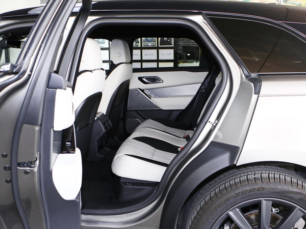 路虎 P380 R-DYNAMIC 第二排空间