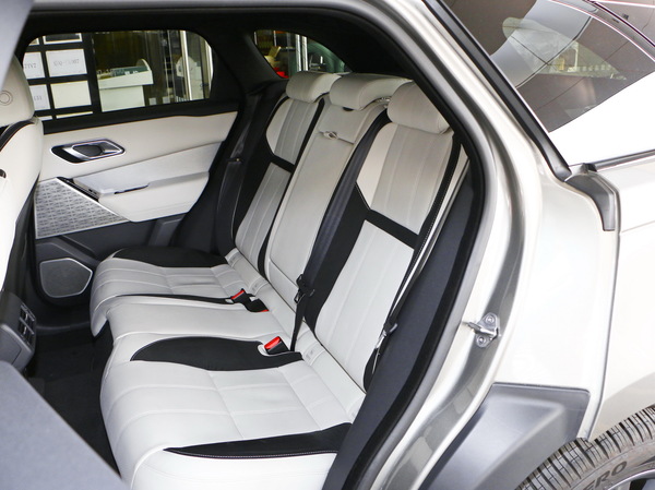 路虎 P380 R-DYNAMIC 第二排座椅