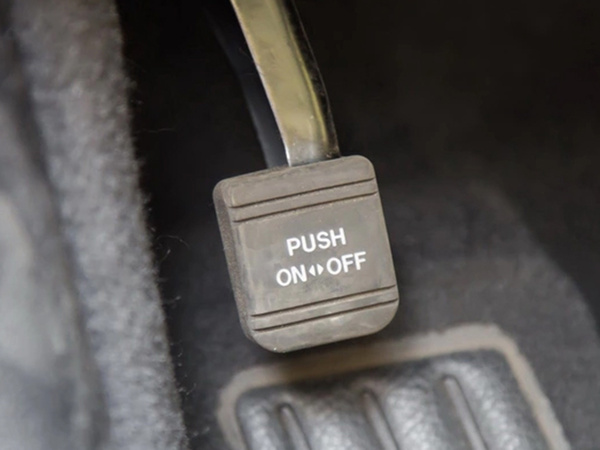 一汽丰田  2.0T 手刹/驻车按键