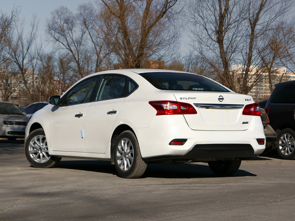 东风日产  1.6XV 左后正45度