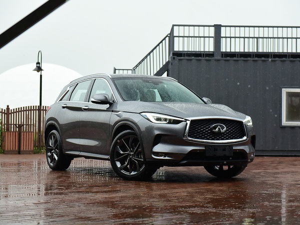 东风英菲尼迪  2.0T 右前正45度