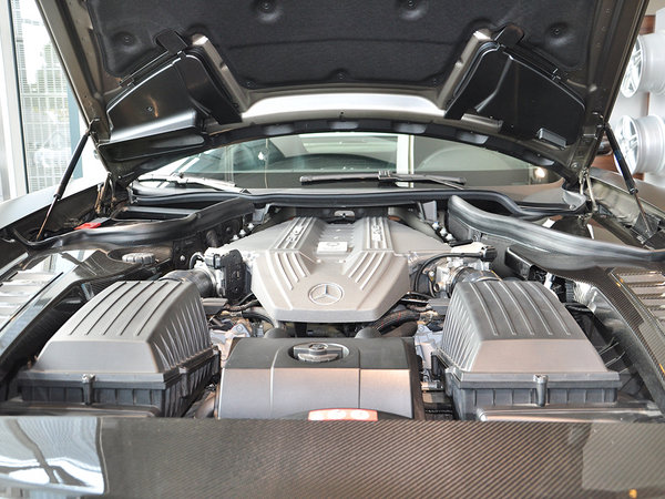 奔驰amg sls 6.2l 发动机局部特写