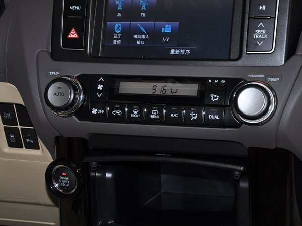 丰田(进口)  2.7l 中控台下方特写