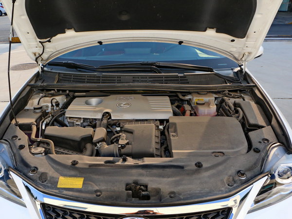 雷克萨斯 200h 1.8l cvt 发动机舱
