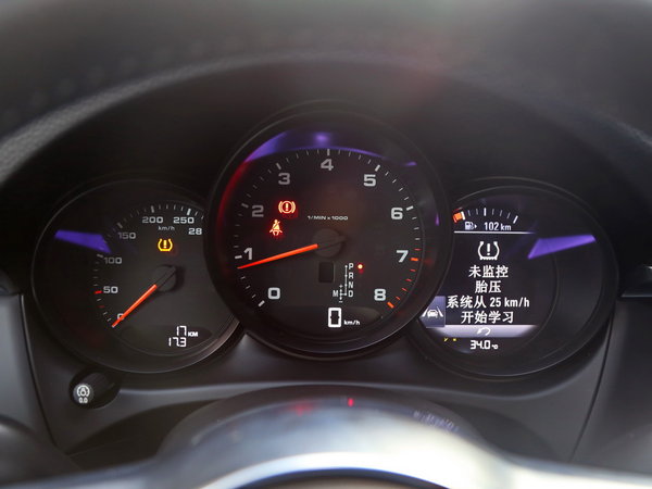 保时捷 2.0t 方向盘后方仪表盘