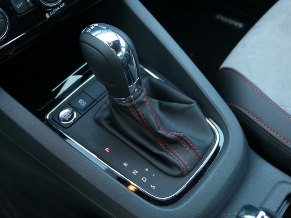 一汽-大众 2.0tsi 挂档把手特写