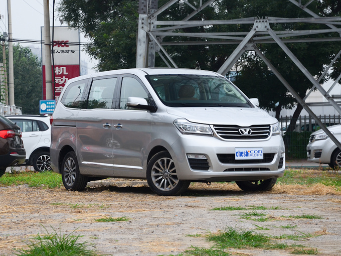 华颂  2.0T 自动 右前正45度