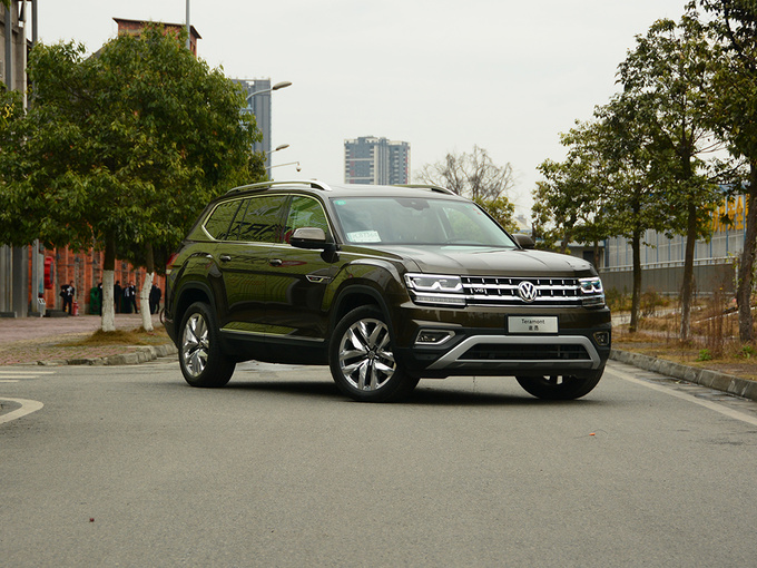 上汽大众  530 V6 右前正45度