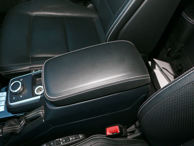 奔驰(进口)  G 500 前排中央扶手