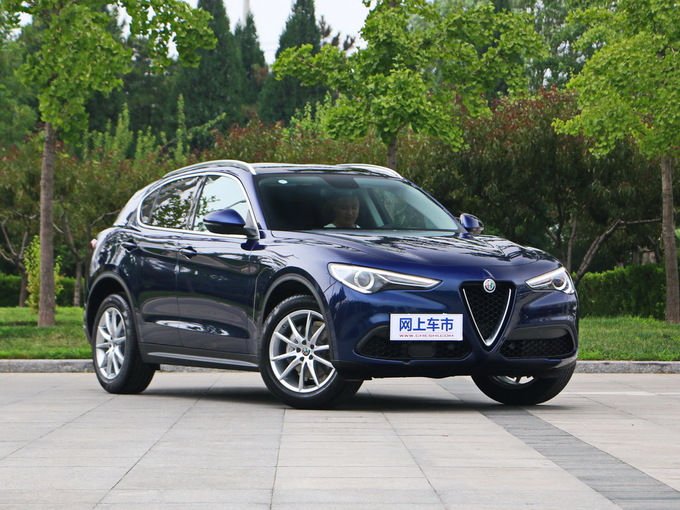 阿尔法.罗密欧  2.0T 280HP 右前正45度
