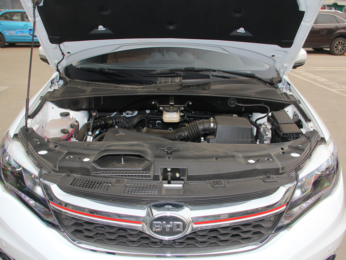 比亚迪 2.0T 发动机舱