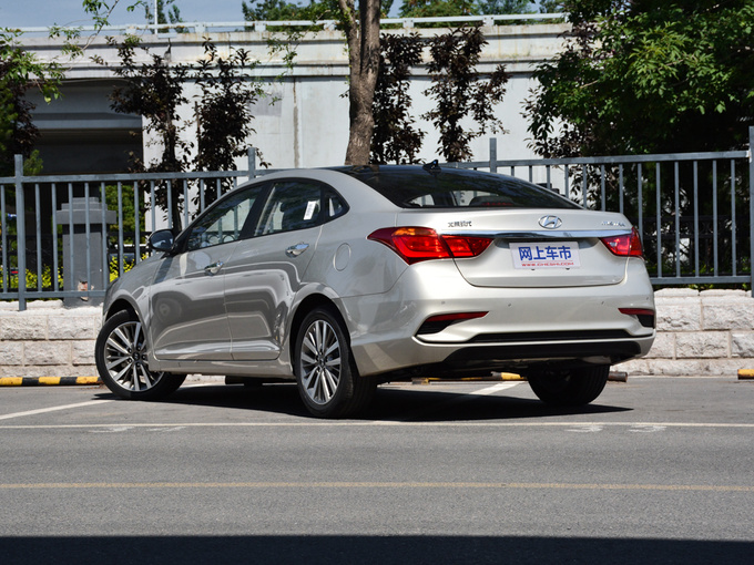 北京现代  1.8L 左后正45度