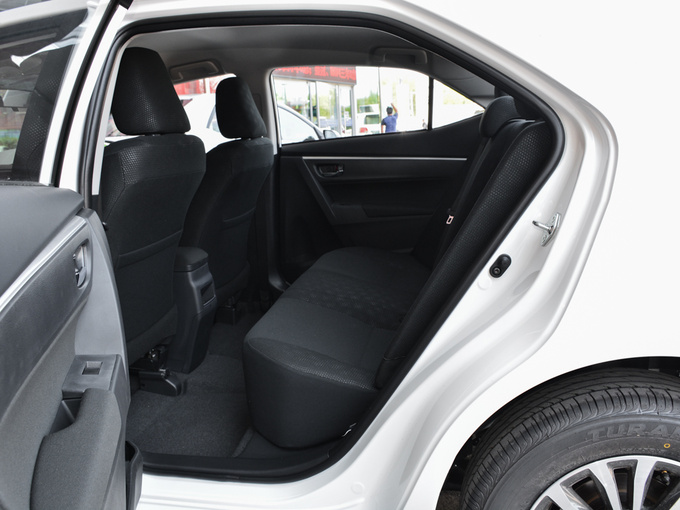 一汽丰田  改款 1.2T CVT 第二排空间