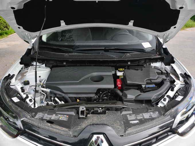 东风雷诺  2.0L 发动机舱