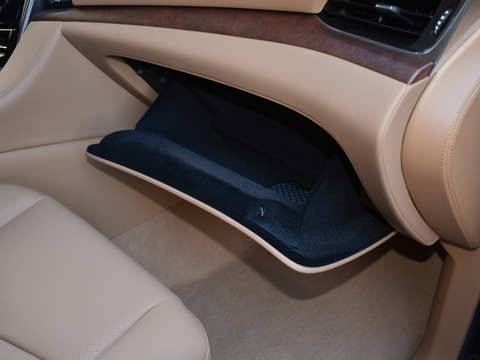 凯迪拉克(进口)  6.2L 手套箱